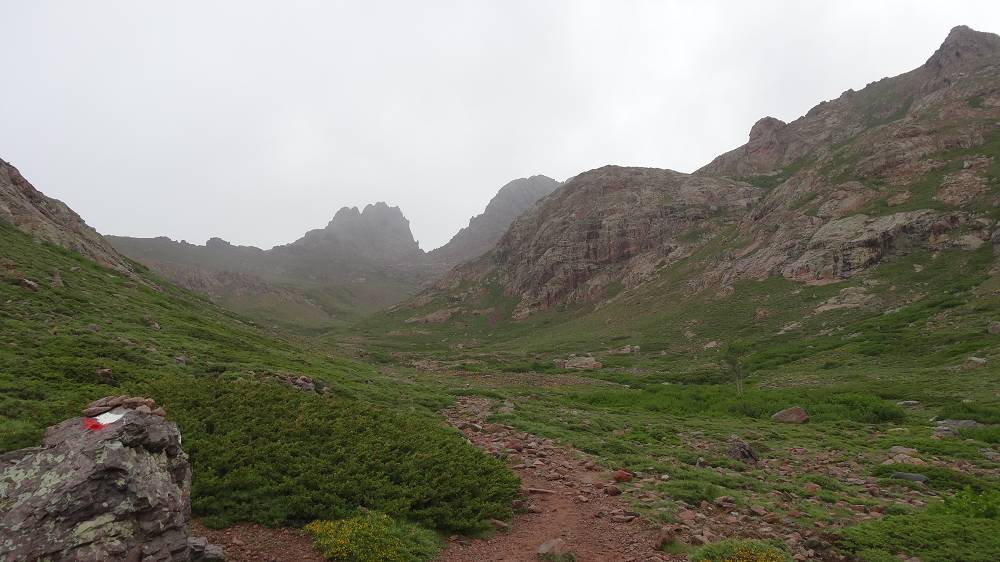 Foto: Datzi / Wandertour / In 17 Tage Korsika entdecken (Tour 3) Rundtour über den Lac Du Cinto auf den Monte Cinto zum Paglia Orba und Abstieg auf einen einsamen Weg / Mir sind die Bilder durcheinandergekommen . Hier sehen wir den Weg ins Tal von der Hütte Refuge Ciottulu Di I Mori (1991) / 01.08.2015 20:21:08