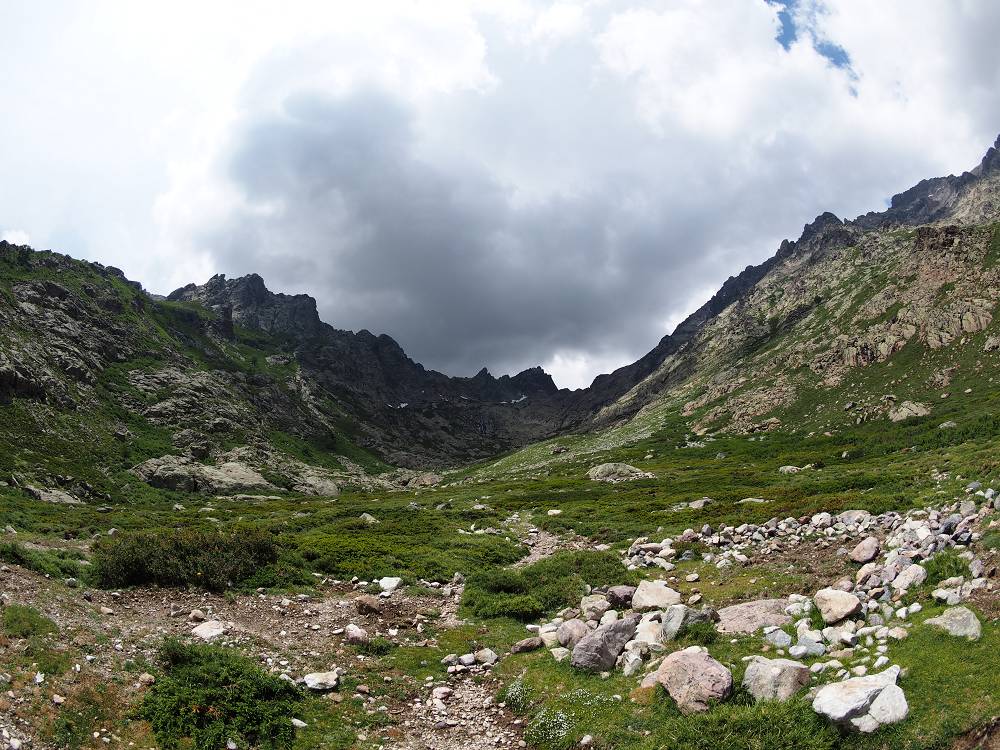 Foto: Datzi / Wandertour / In 17 Tage Korsika entdecken (Tour 3) Rundtour über den Lac Du Cinto auf den Monte Cinto zum Paglia Orba und Abstieg auf einen einsamen Weg / Der Anstieg von der Selbstversorgerhütte Refuge de L'Er / 01.08.2015 20:29:58