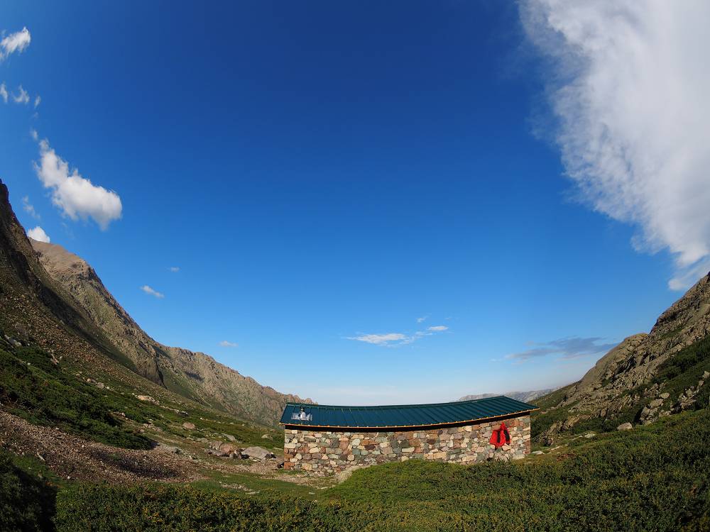 Foto: Datzi / Wandertour / In 17 Tage Korsika entdecken (Tour 3) Rundtour über den Lac Du Cinto auf den Monte Cinto zum Paglia Orba und Abstieg auf einen einsamen Weg / Die Selbstversorgerhütte Refuge de L'Er / 01.08.2015 20:30:22