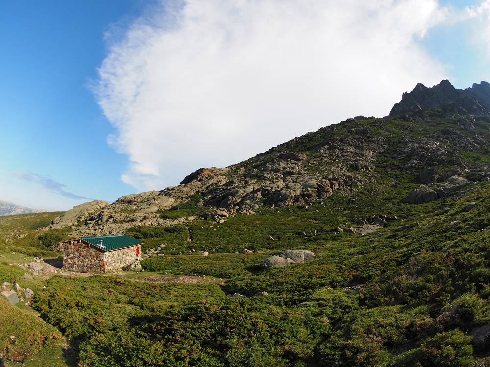 Foto: Datzi / Wandertour / In 17 Tage Korsika entdecken (Tour 3) Rundtour über den Lac Du Cinto auf den Monte Cinto zum Paglia Orba und Abstieg auf einen einsamen Weg / Die Selbstversorgerhütte Refuge de L'Er / 01.08.2015 20:30:28