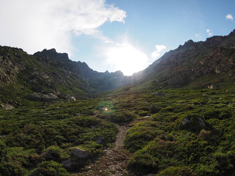 Foto: Datzi / Wandertour / In 17 Tage Korsika entdecken (Tour 3) Rundtour über den Lac Du Cinto auf den Monte Cinto zum Paglia Orba und Abstieg auf einen einsamen Weg / Der Anstieg von der Selbstversorgerhütte Refuge de L'Er / 01.08.2015 20:30:46