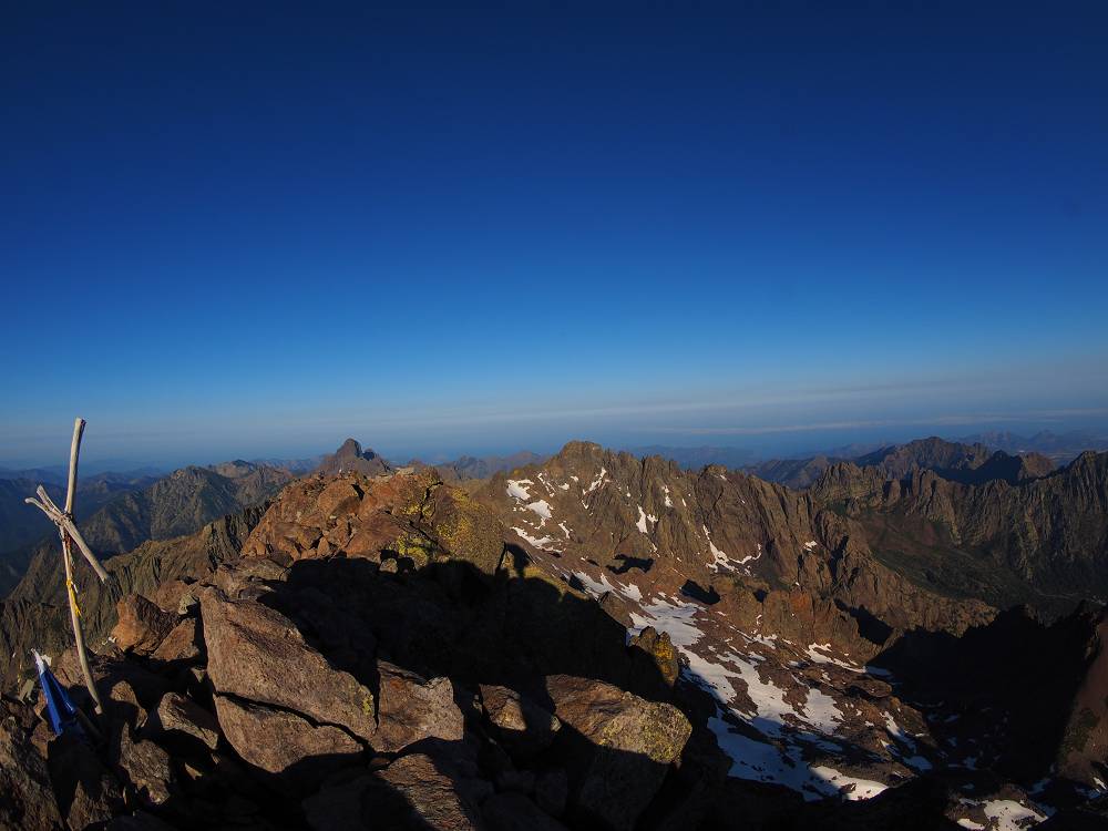 Foto: Datzi / Wandertour / In 17 Tage Korsika entdecken (Tour 3) Rundtour über den Lac Du Cinto auf den Monte Cinto zum Paglia Orba und Abstieg auf einen einsamen Weg / Alleine am Gipfel vom Monte Cinto stehen ist ein schönes Erlebniss. und das am höchsten Gipfel von Korsika / 01.08.2015 20:32:02