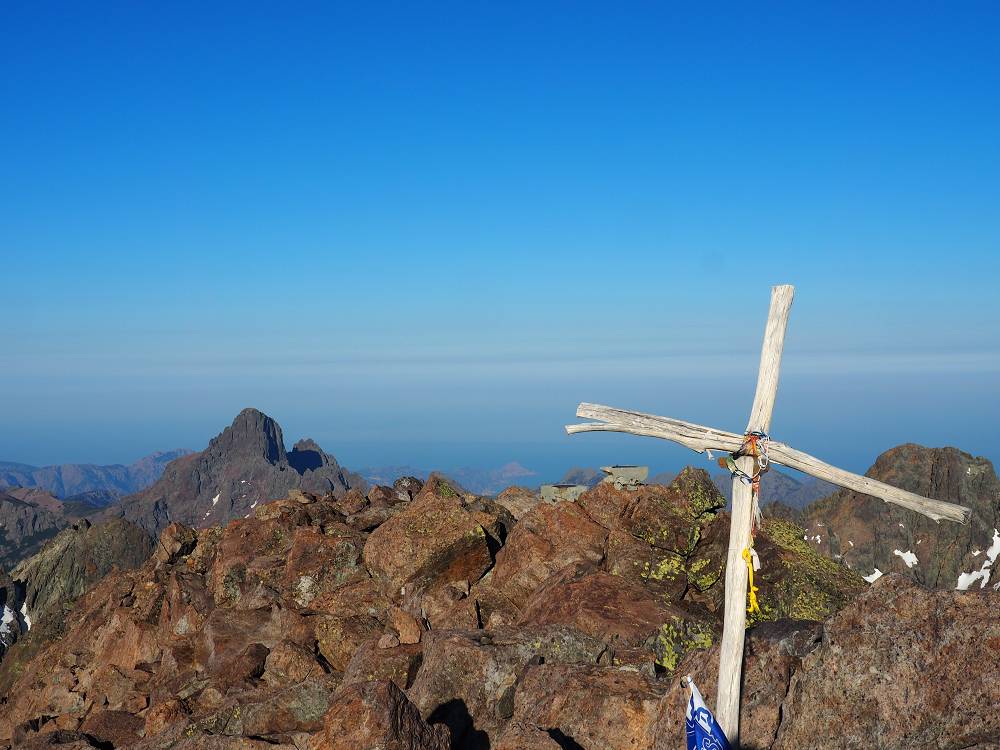 Foto: Datzi / Wandertour / In 17 Tage Korsika entdecken (Tour 3) Rundtour über den Lac Du Cinto auf den Monte Cinto zum Paglia Orba und Abstieg auf einen einsamen Weg / Am Gipfel vom Monte Cinto / 01.08.2015 20:32:10