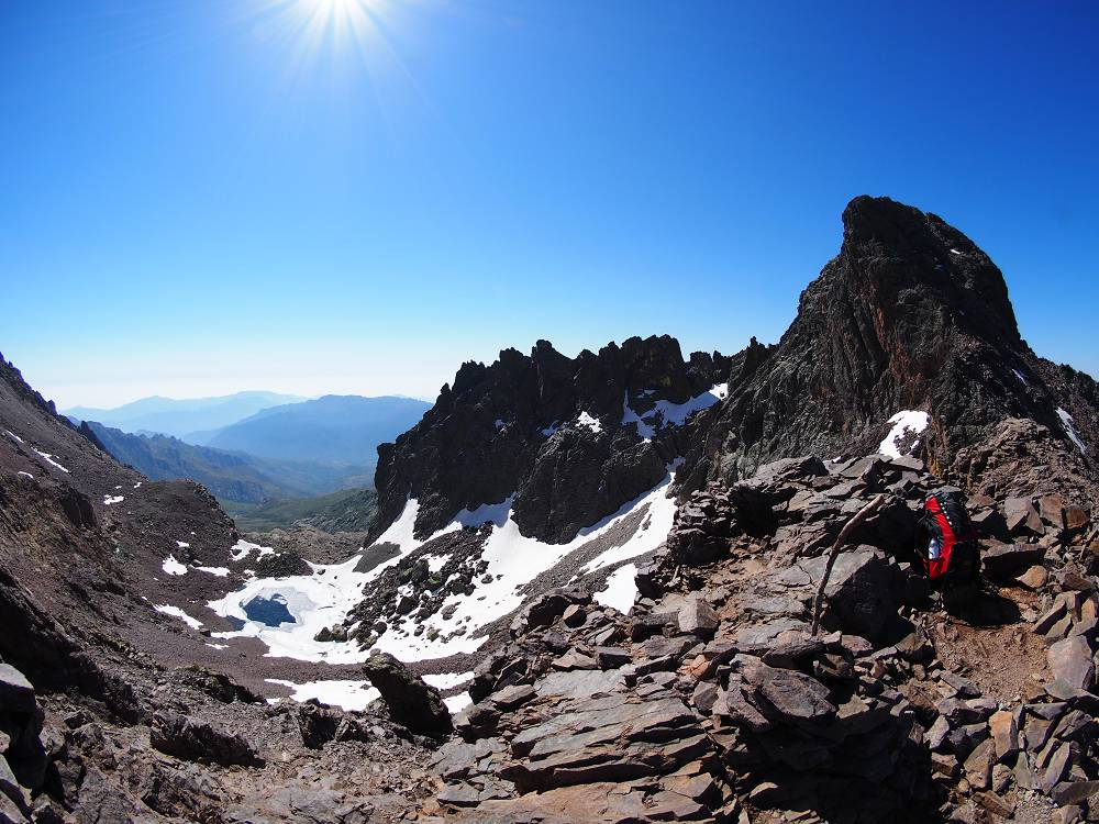 Foto: Datzi / Wandertour / In 17 Tage Korsika entdecken (Tour 3) Rundtour über den Lac Du Cinto auf den Monte Cinto zum Paglia Orba und Abstieg auf einen einsamen Weg / Blick von der Scharte zum Lac de Cinto und rechts der Gipfel Capu Falu (2540) / 01.08.2015 20:35:38