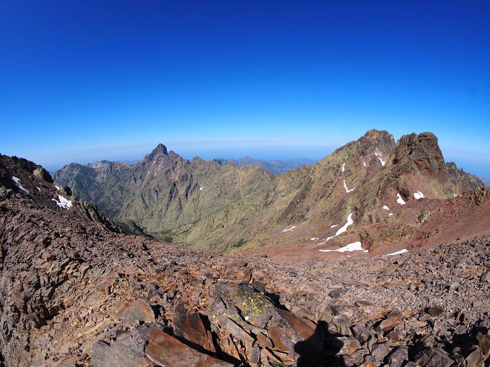 Foto: Datzi / Wandertour / In 17 Tage Korsika entdecken (Tour 3) Rundtour über den Lac Du Cinto auf den Monte Cinto zum Paglia Orba und Abstieg auf einen einsamen Weg / Abstieg von der Scharte / 01.08.2015 20:35:47
