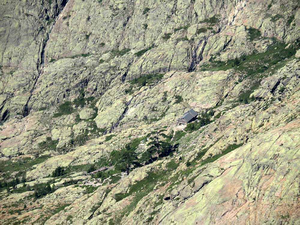 Foto: Datzi / Wandertour / In 17 Tage Korsika entdecken (Tour 3) Rundtour über den Lac Du Cinto auf den Monte Cinto zum Paglia Orba und Abstieg auf einen einsamen Weg / Die Hütte Refuge Tighiet / 01.08.2015 20:36:42