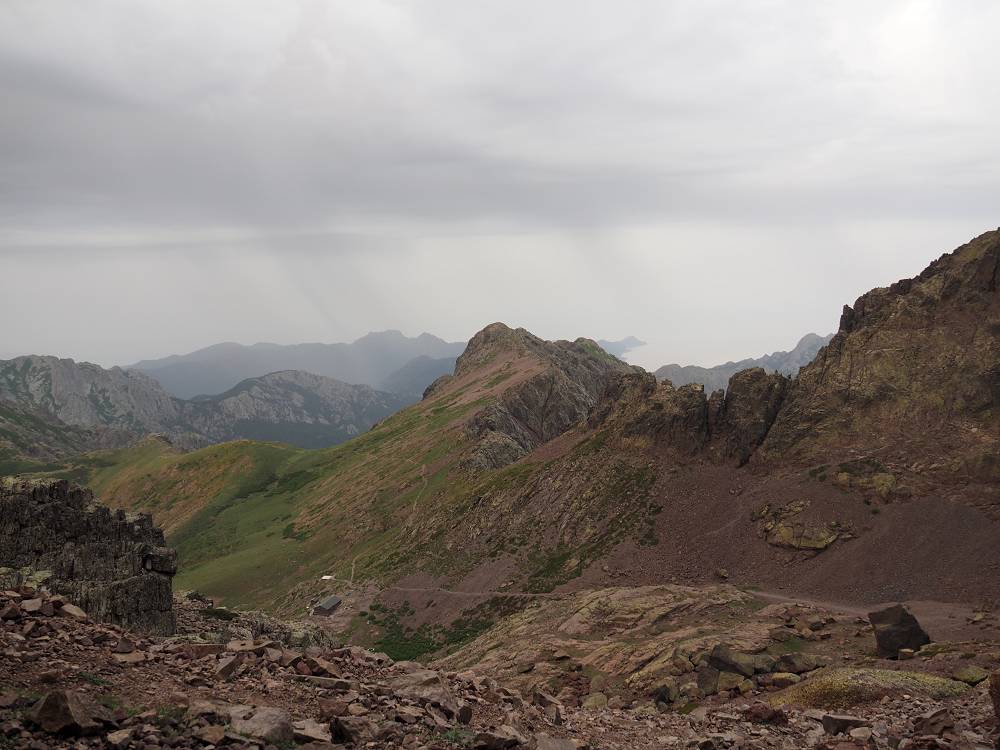 Foto: Datzi / Wandertour / In 17 Tage Korsika entdecken (Tour 3) Rundtour über den Lac Du Cinto auf den Monte Cinto zum Paglia Orba und Abstieg auf einen einsamen Weg / Blick zur Hütte Refuge Ciottulu Di I Mori (1991) / 01.08.2015 20:42:31