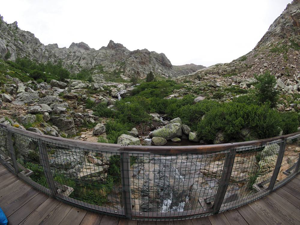 Foto: Datzi / Wandertour / In 17 Tage Korsika entdecken (Tour 3) Rundtour über den Lac Du Cinto auf den Monte Cinto zum Paglia Orba und Abstieg auf einen einsamen Weg / Eine Brücke (Keine Angst sie ist nicht Rund) / 01.08.2015 20:44:16