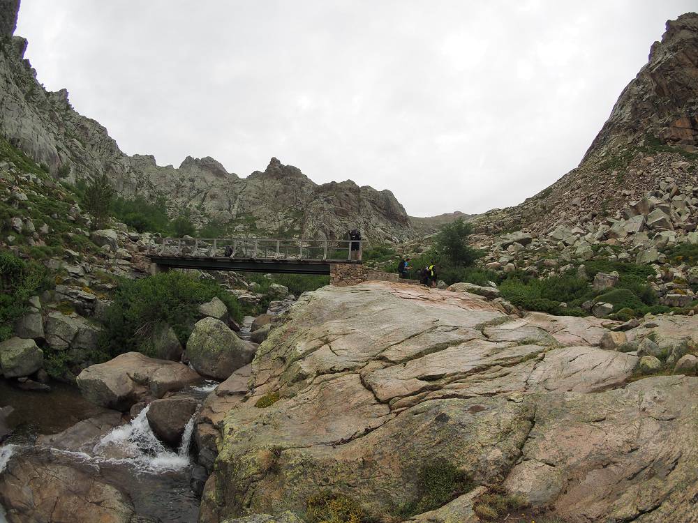 Foto: Datzi / Wandertour / In 17 Tage Korsika entdecken (Tour 3) Rundtour über den Lac Du Cinto auf den Monte Cinto zum Paglia Orba und Abstieg auf einen einsamen Weg / Der Weg entlang des Tales / 01.08.2015 20:44:40