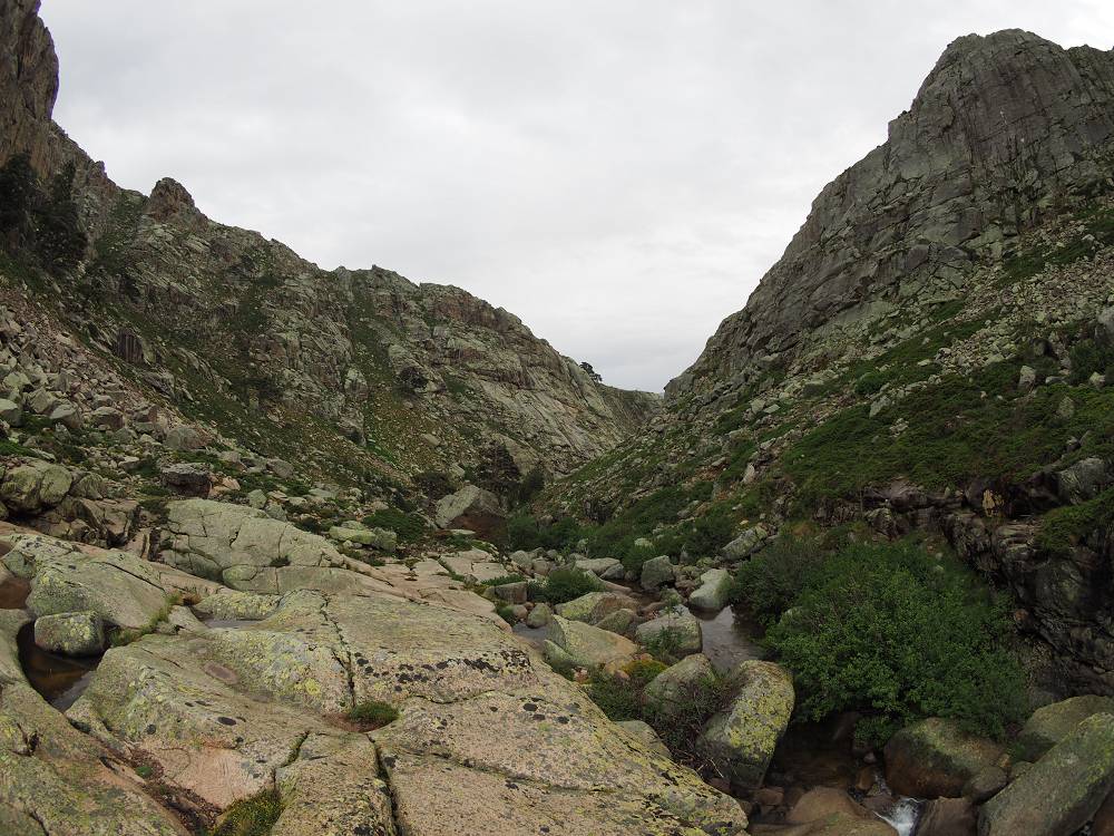 Foto: Datzi / Wandertour / In 17 Tage Korsika entdecken (Tour 3) Rundtour über den Lac Du Cinto auf den Monte Cinto zum Paglia Orba und Abstieg auf einen einsamen Weg / Der Weg entlang des Tales / 01.08.2015 20:44:49