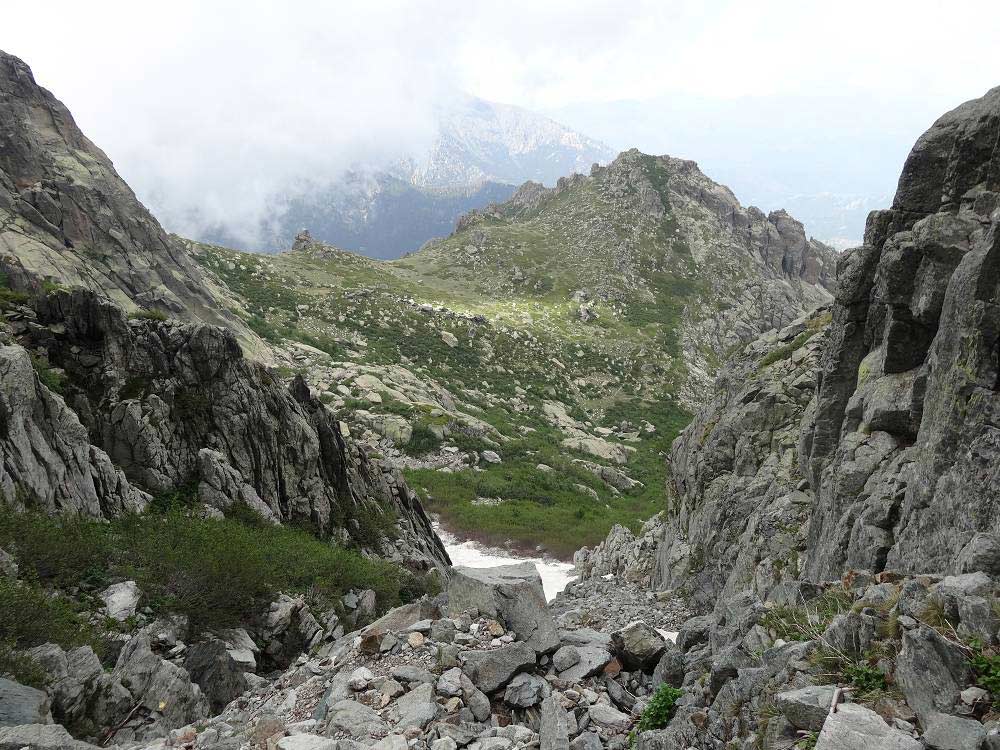 Foto: Datzi / Wandertour / In 17 Tage Korsika entdecken (Tour 4) Rundtour über den Monte D Oro (2389m) / Blick zurück zum Schneefeld / 03.08.2015 18:55:36