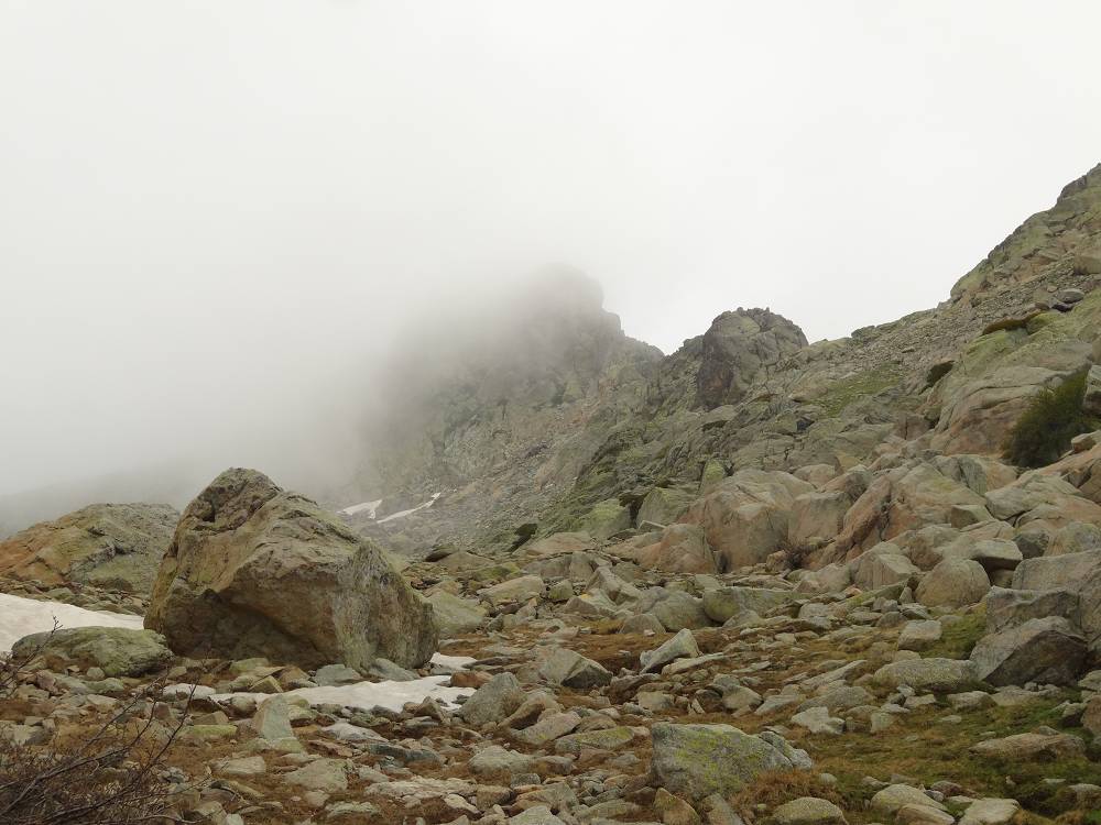 Foto: Datzi / Wandertour / In 17 Tage Korsika entdecken (Tour 4) Rundtour über den Monte D Oro (2389m) / Die Hochfläche steigen wir an. Zeitweise sehen wir den Gipfel / 03.08.2015 18:55:56