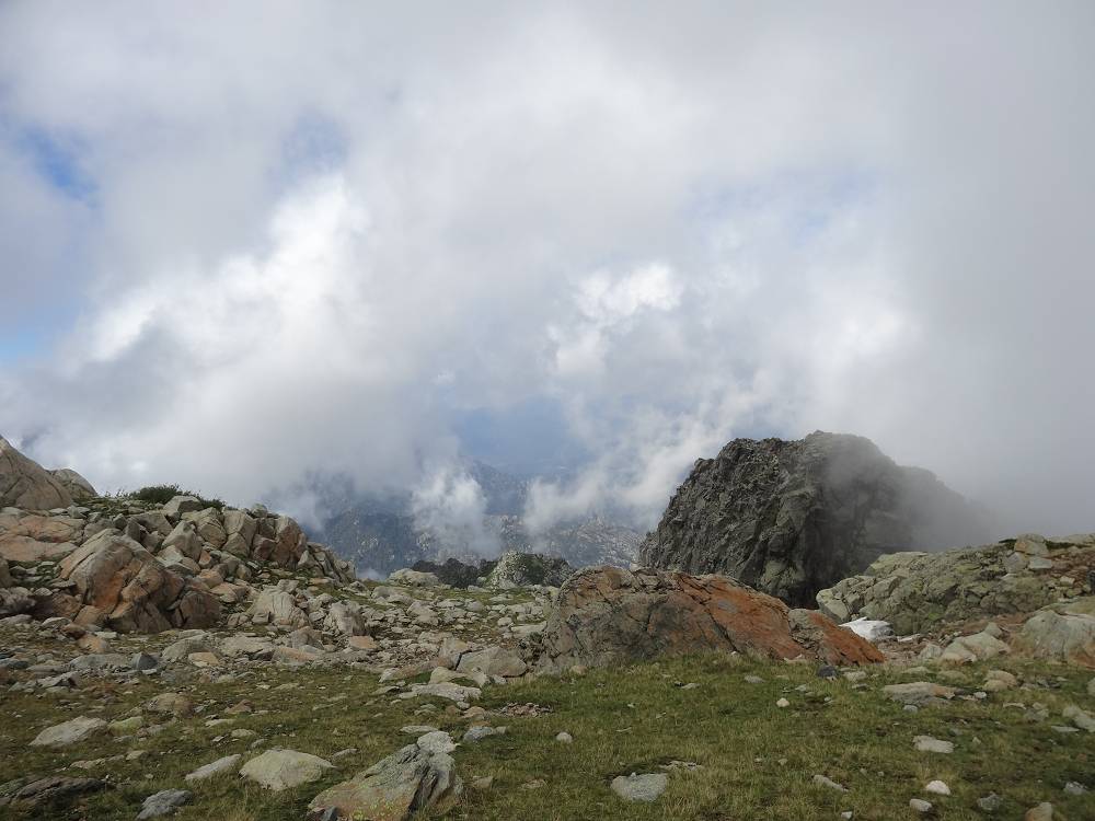 Foto: Datzi / Wandertour / In 17 Tage Korsika entdecken (Tour 4) Rundtour über den Monte D Oro (2389m) / Blick zurück Richtung Schneefeld von der Hochfläche kurz vor dem Gipfel / 03.08.2015 18:56:10