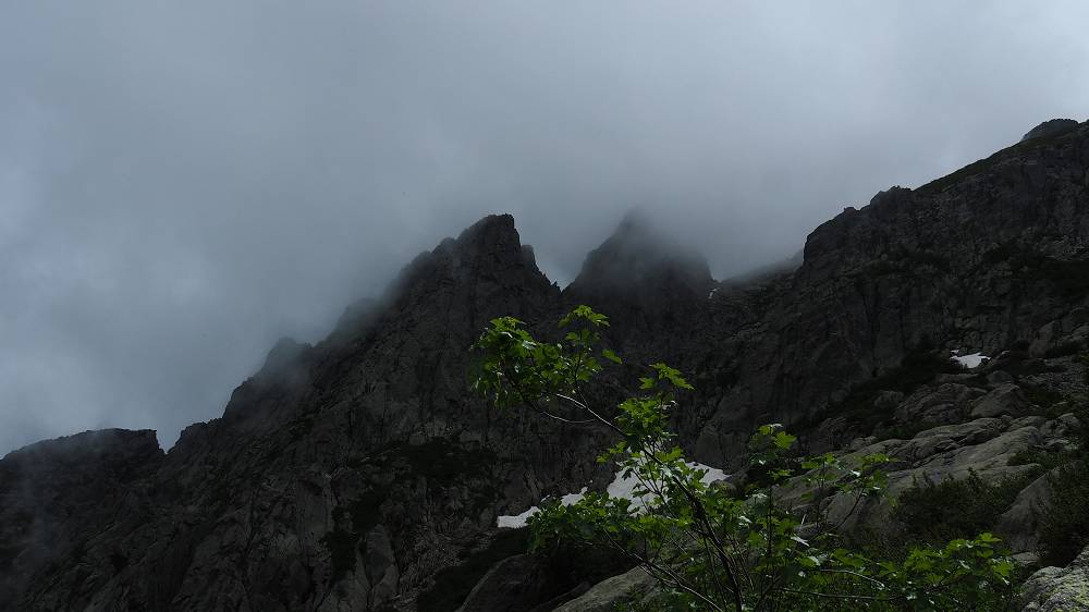 Foto: Datzi / Wandertour / In 17 Tage Korsika entdecken (Tour 4) Rundtour über den Monte D Oro (2389m) / Unterhalb des Grates (bzw. Grataufbau wwechseln wir nach links zum Schneefeld (Achtung es ist die Abzweigung schlecht zu erkennen, und es kann passieren das man gleich zu hoch ansteigt / 03.08.2015 18:55:05