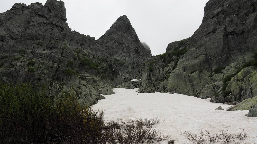 Foto: Datzi / Wandertour / In 17 Tage Korsika entdecken (Tour 4) Rundtour über den Monte D Oro (2389m) / Das Schneefeld das wir ansteigen / 03.08.2015 18:55:14