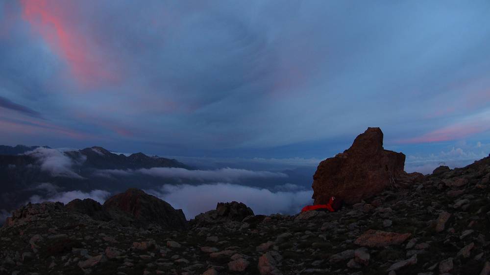 Foto: Datzi / Wandertour / In 17 Tage Korsika entdecken (Tour 4) Rundtour über den Monte D Oro (2389m) / Mein Biwakplatz geschützt hinter einen Felsen (Mir war kurz nicht ganz wohl als ich die riesige Wolkenwand von Westen her kommen sah und sich diese lca. 1 Std über den Gipfel schob) / 03.08.2015 19:00:21