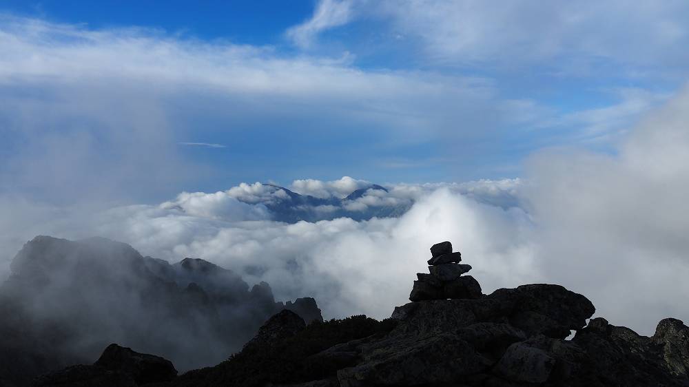 Foto: Datzi / Wandertour / In 17 Tage Korsika entdecken (Tour 4) Rundtour über den Monte D Oro (2389m) / Unterhalb des Gipfelaufbaues vom Monte D Oro ein gut sichtbares Steinmanderl wo wir kurz zum eigentlich Abstieg über den Grat ansteigen / 03.08.2015 19:01:09