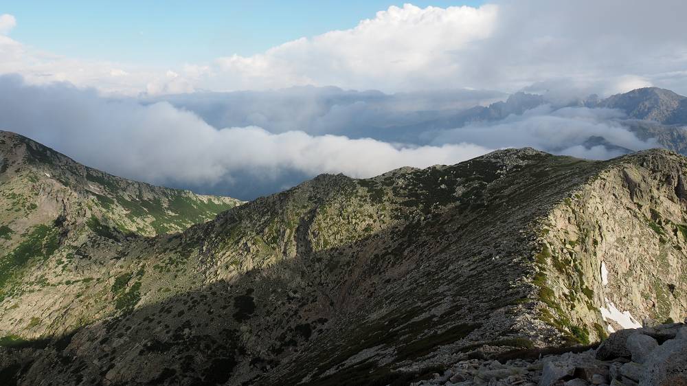 Foto: Datzi / Wandertour / In 17 Tage Korsika entdecken (Tour 4) Rundtour über den Monte D Oro (2389m) / Hier sehen wir schon die Scharte wo unser Weg in den GR 20 Weg einmündet
/ 03.08.2015 19:01:44