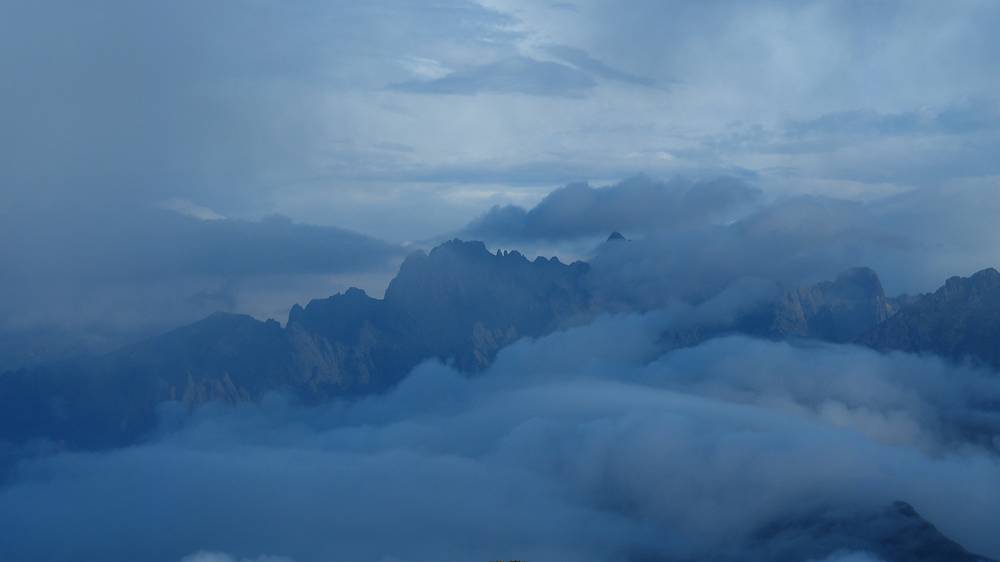 Foto: Datzi / Wandertour / In 17 Tage Korsika entdecken (Tour 4) Rundtour über den Monte D Oro (2389m) / Teilweise stand ich auch noch beim Abstieg über den Wolken / 03.08.2015 19:01:52