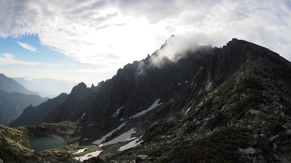 Foto: Datzi / Wandertour / In 17 Tage Korsika entdecken (Tour 4) Rundtour über den Monte D Oro (2389m) / Blick vom Grat (Abstieg) zum Gipfel Monte d Oro (Im Nebel) und seinen gleichnahmigen See Lac D'Oro (Lake/Pond) / 03.08.2015 19:01:58