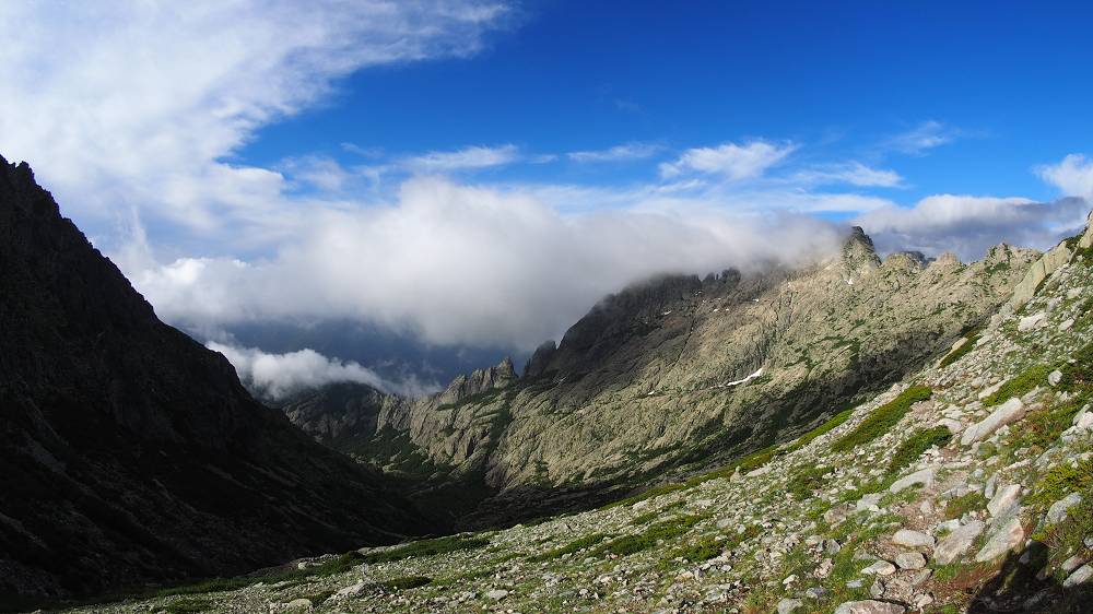 Foto: Datzi / Wandertour / In 17 Tage Korsika entdecken (Tour 4) Rundtour über den Monte D Oro (2389m) / Blick zum Abstieg ins Tal / 03.08.2015 19:02:04