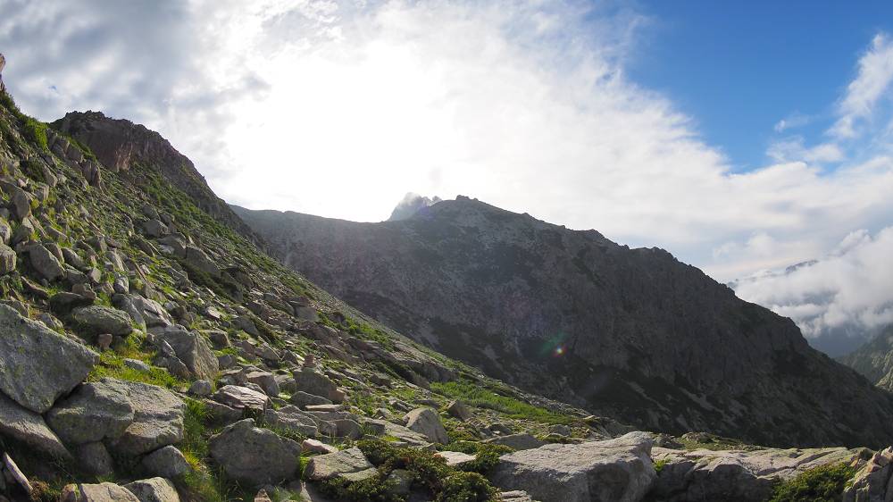 Foto: Datzi / Wandertour / In 17 Tage Korsika entdecken (Tour 4) Rundtour über den Monte D Oro (2389m) / Blick zurück zum Monte D Oro vom GR 20 Weg / 03.08.2015 19:02:09