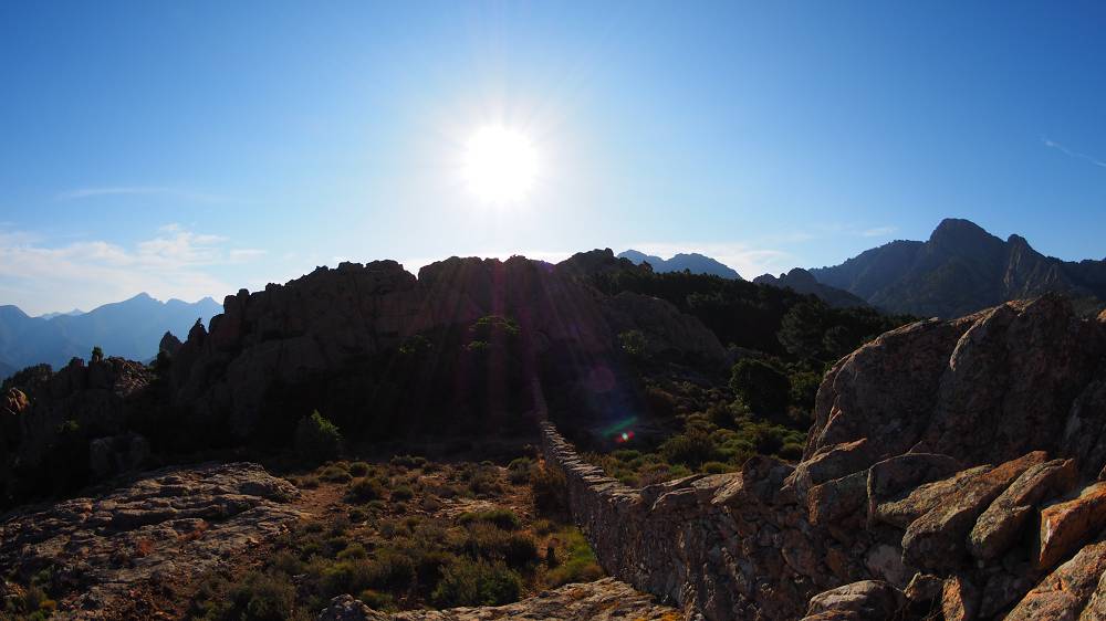 Foto: Datzi / Wandertour / In 17 Tage Korsika entdecken (Tour 5) Rundtour zum Capo D Ortu (1294m) und Capu Di U Vitullu (1331m) / Auch eine Steinmauer sehen wir beim Anstieg / 03.08.2015 21:31:08