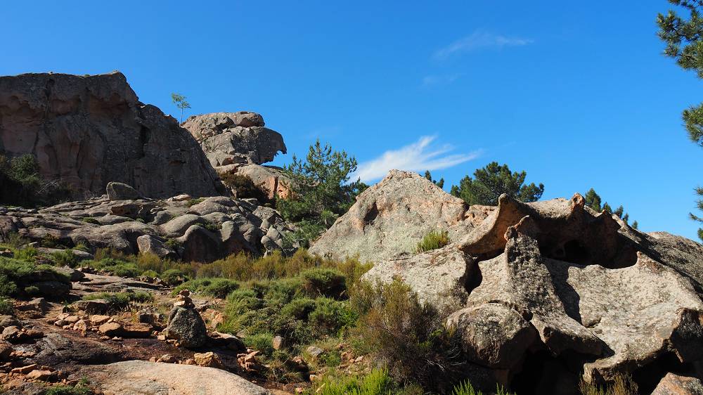 Foto: Datzi / Wandertour / In 17 Tage Korsika entdecken (Tour 5) Rundtour zum Capo D Ortu (1294m) und Capu Di U Vitullu (1331m) / Solche Felsen gibt es viele die einen beim Anstieg nur staunen lassen / 03.08.2015 21:32:24