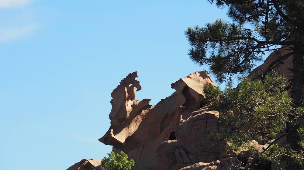 Foto: Datzi / Wandertour / In 17 Tage Korsika entdecken (Tour 5) Rundtour zum Capo D Ortu (1294m) und Capu Di U Vitullu (1331m) / Solche Felsen gibt es viele die einen beim Anstieg nur staunen lassen / 03.08.2015 21:32:30