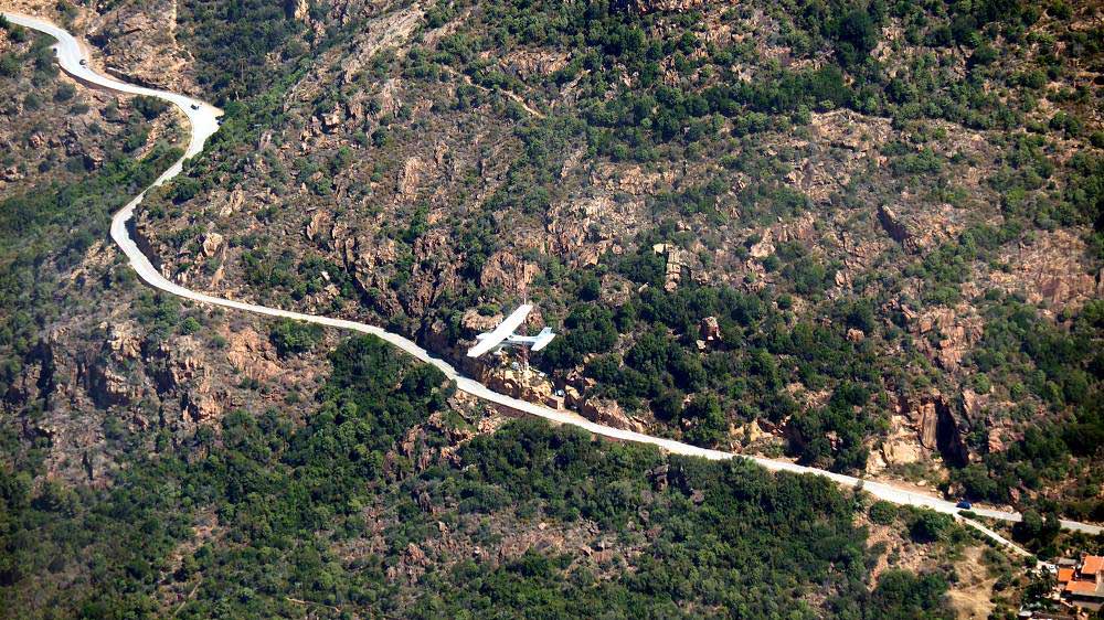Foto: Datzi / Wandertour / In 17 Tage Korsika entdecken (Tour 5) Rundtour zum Capo D Ortu (1294m) und Capu Di U Vitullu (1331m) / Ein Flugzeug von oben Fotographieren ist doch auch einmal etwas, hier muss man schnell auf den Auslöser drücken / 03.08.2015 21:33:32