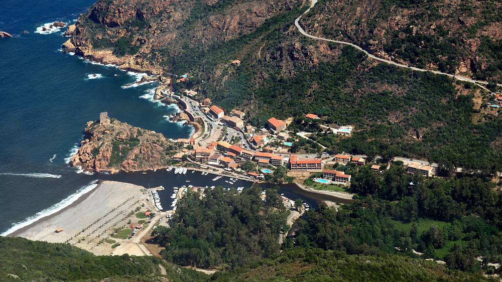 Foto: Datzi / Wandertour / In 17 Tage Korsika entdecken (Tour 5) Rundtour zum Capo D Ortu (1294m) und Capu Di U Vitullu (1331m) / Der Golf von Porto mit Strand mit Tele / 03.08.2015 21:33:39