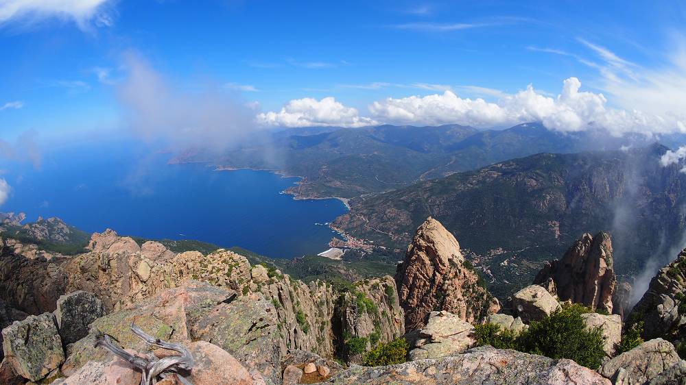 Foto: Datzi / Wandertour / In 17 Tage Korsika entdecken (Tour 5) Rundtour zum Capo D Ortu (1294m) und Capu Di U Vitullu (1331m) / Traum Fernsicht und aufsteigender Nebel am Capo D Ortu mit Blick nach Porto / 03.08.2015 21:33:45