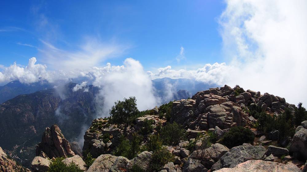 Foto: Datzi / Wandertour / In 17 Tage Korsika entdecken (Tour 5) Rundtour zum Capo D Ortu (1294m) und Capu Di U Vitullu (1331m) / Traum Fernsicht und aufsteigender Nebel am Capo D Ortu / 03.08.2015 21:33:51