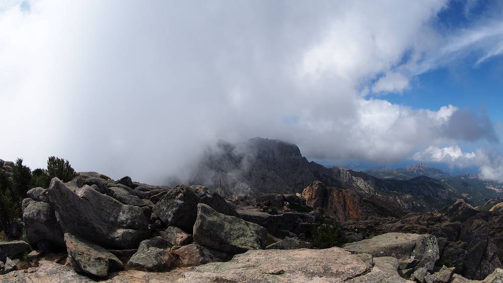 Foto: Datzi / Wandertour / In 17 Tage Korsika entdecken (Tour 5) Rundtour zum Capo D Ortu (1294m) und Capu Di U Vitullu (1331m) / Traum Fernsicht und aufsteigender Nebel am Capo D Ortu / 03.08.2015 21:33:56