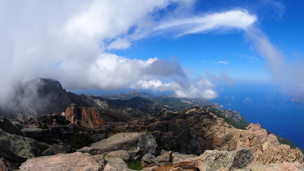 Foto: Datzi / Wandertour / In 17 Tage Korsika entdecken (Tour 5) Rundtour zum Capo D Ortu (1294m) und Capu Di U Vitullu (1331m) / Traum Fernsicht und aufsteigender Nebel am Capo D Ortu / 03.08.2015 21:34:02