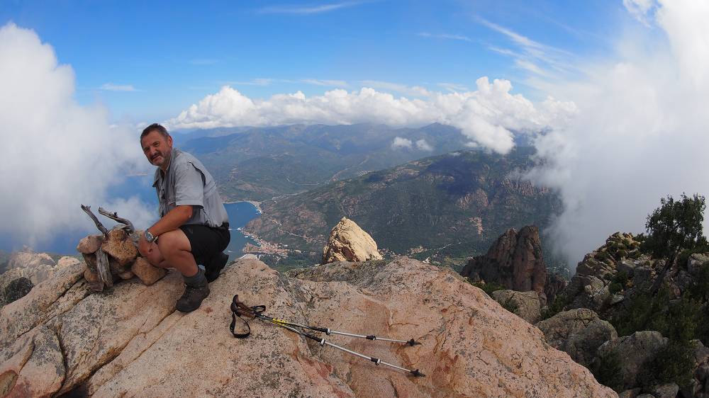 Foto: Datzi / Wandertour / In 17 Tage Korsika entdecken (Tour 5) Rundtour zum Capo D Ortu (1294m) und Capu Di U Vitullu (1331m) / Am Gipfel traf ich 2. Voralberger deshalb gibt es mich auch einmal auf einen Foto noch dazu mit Blick nach Porto / 03.08.2015 21:34:15