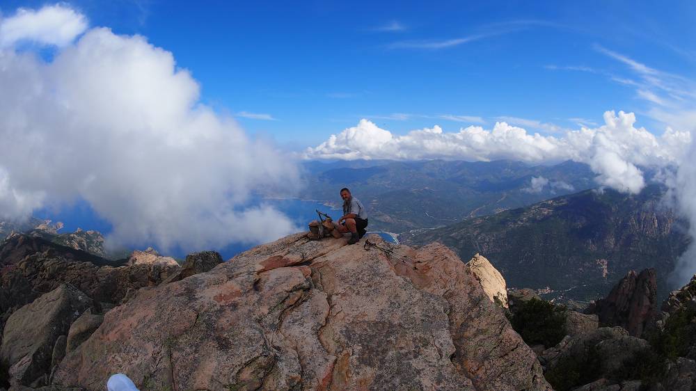 Foto: Datzi / Wandertour / In 17 Tage Korsika entdecken (Tour 5) Rundtour zum Capo D Ortu (1294m) und Capu Di U Vitullu (1331m) / Am Gipfel traf ich 2. Voralberger deshalb gibt es mich auch einmal auf einen Foto / 03.08.2015 21:34:21