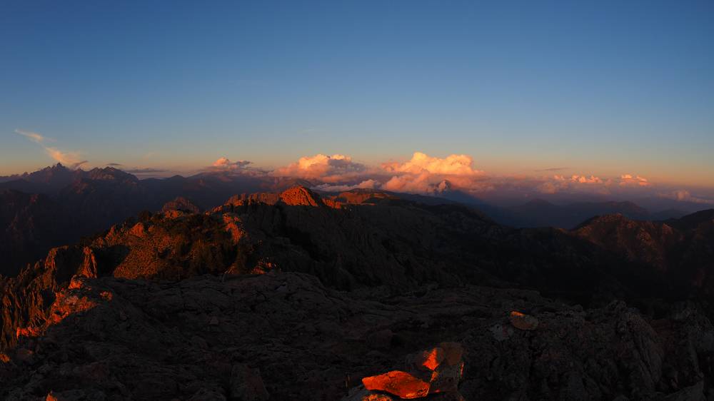 Foto: Datzi / Wandertour / In 17 Tage Korsika entdecken (Tour 5) Rundtour zum Capo D Ortu (1294m) und Capu Di U Vitullu (1331m) / Langsam kommt die Sonne hervor es beginnt ein neuer Tag. Blick zu den Bergriesen in Korsika / 03.08.2015 21:40:54