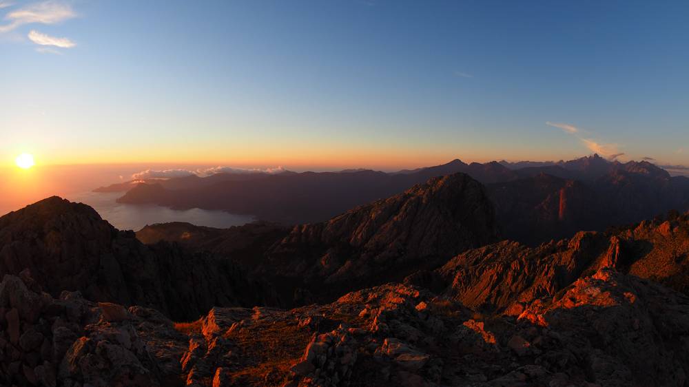 Foto: Datzi / Wandertour / In 17 Tage Korsika entdecken (Tour 5) Rundtour zum Capo D Ortu (1294m) und Capu Di U Vitullu (1331m) / Langsam kommt die Sonne hervor es beginnt ein neuer Tag / 03.08.2015 21:41:00