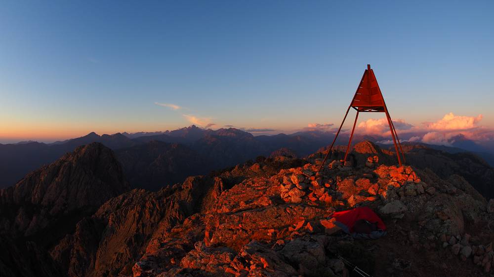 Foto: Datzi / Wandertour / In 17 Tage Korsika entdecken (Tour 5) Rundtour zum Capo D Ortu (1294m) und Capu Di U Vitullu (1331m) / Langsam kommt die Sonne hervor es beginnt ein neuer Tag / 03.08.2015 21:41:18