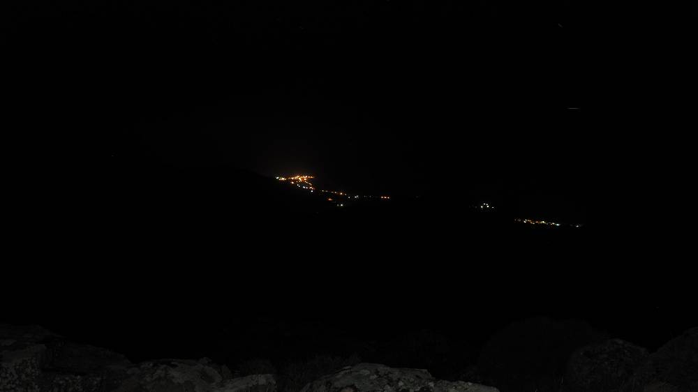 Foto: Datzi / Wandertour / In 17 Tage Korsika entdecken (Tour 5) Rundtour zum Capo D Ortu (1294m) und Capu Di U Vitullu (1331m) / Die Lichter an der Küste während meines Biwaks am Gipfel / 03.08.2015 21:41:31