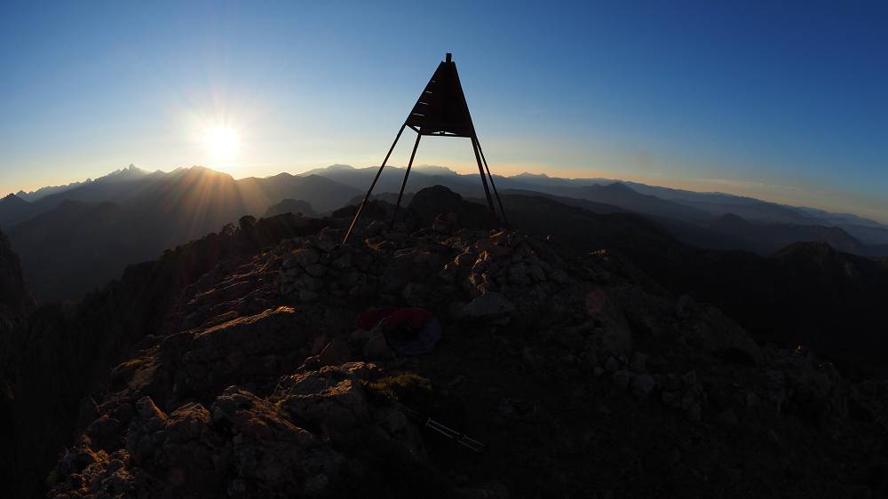 Foto: Datzi / Wandertour / In 17 Tage Korsika entdecken (Tour 5) Rundtour zum Capo D Ortu (1294m) und Capu Di U Vitullu (1331m) / Der Sonnenaufgang am Gipfel vom Capu Di U Vitullu / 03.08.2015 21:41:56