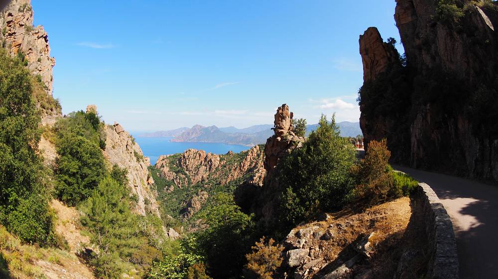 Foto: Datzi / Wandertour / In 17 Tage Korsika entdecken (Tour 5) Rundtour zum Capo D Ortu (1294m) und Capu Di U Vitullu (1331m) / Die vielbesuchte Küstenstraße in Korsika liegt zwischen Porto und dem Parkplatz vom Ausgangspunkt zum Capo D Ortu / 03.08.2015 21:42:43