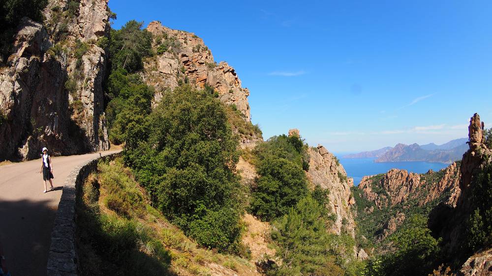 Foto: Datzi / Wandertour / In 17 Tage Korsika entdecken (Tour 5) Rundtour zum Capo D Ortu (1294m) und Capu Di U Vitullu (1331m) / Die vielbesuchte Küstenstraße in Korsika liegt zwischen Porto und dem Parkplatz vom Ausgangspunkt zum Capo D Ortu / 03.08.2015 21:42:49