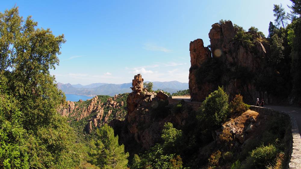 Foto: Datzi / Wandertour / In 17 Tage Korsika entdecken (Tour 5) Rundtour zum Capo D Ortu (1294m) und Capu Di U Vitullu (1331m) / Die vielbesuchte Küstenstraße in Korsika liegt zwischen Porto und dem Parkplatz vom Ausgangspunkt zum Capo D Ortu / 03.08.2015 21:42:55
