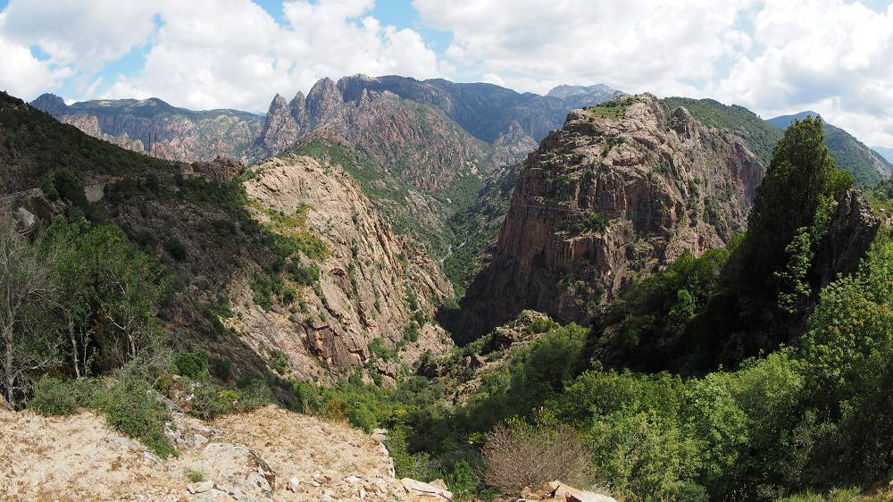 Foto: Datzi / Wandertour / In 17 Tage Korsika entdecken (Tour 5) Rundtour zum Capo D Ortu (1294m) und Capu Di U Vitullu (1331m) / Die vielbesuchte Küstenstraße in Korsika liegt zwischen Porto und dem Parkplatz vom Ausgangspunkt zum Capo D Ortu / 03.08.2015 21:43:08