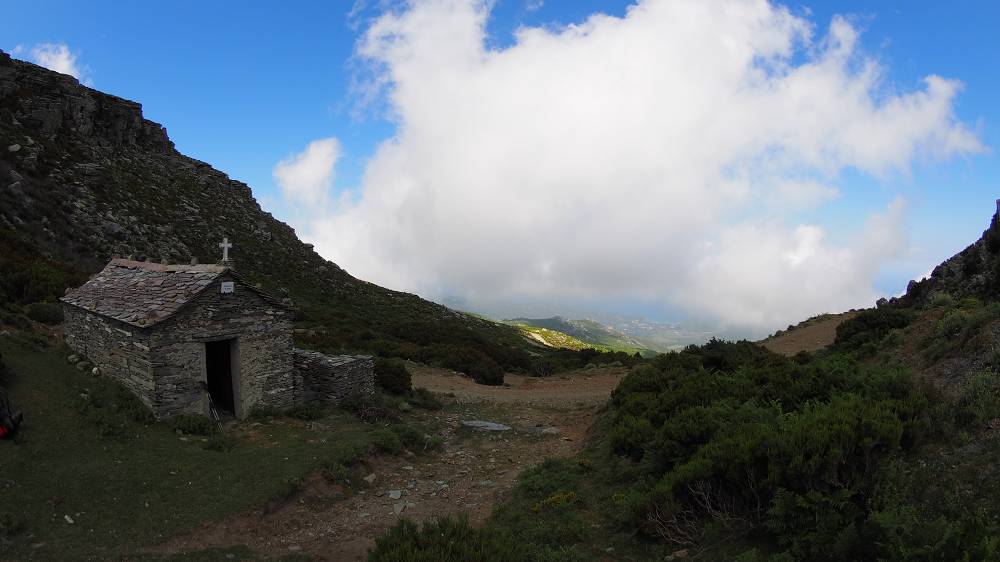 Foto: Datzi / Wandertour / In 17 Tagen Korsika entdecken (Tour 7) Wandertour zum Cima Di E Follicie (1322m) / Die Steinkapelle am Pass (Col Saint-Jean (959) / 04.08.2015 17:33:44