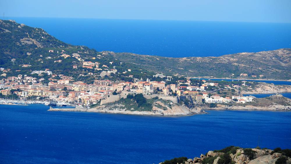 Foto: Datzi / Wandertour / Leichte Rundtour zu den verfallenen Bergdorf Occi und dessen Gipfel Capu D Occi / Die Burg Calvi mit Tele aufgenommen / 04.08.2015 20:26:40