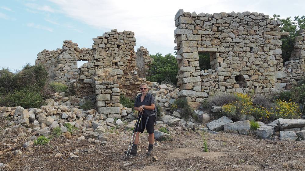 Foto: Datzi / Wandertour / Leichte Rundtour zu den verfallenen Bergdorf Occi und dessen Gipfel Capu D Occi / Das verfallene Bergdorf Occi / 04.08.2015 20:27:05