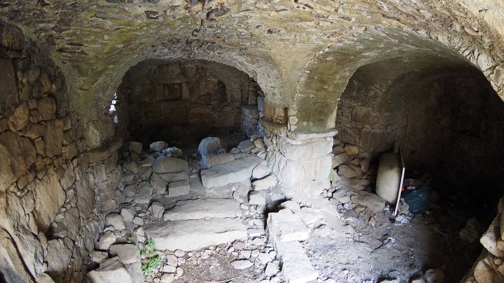 Foto: Datzi / Wandertour / Leichte Rundtour zu den verfallenen Bergdorf Occi und dessen Gipfel Capu D Occi / Bergdorf Occimit alten Gewölbe / 04.08.2015 20:27:17
